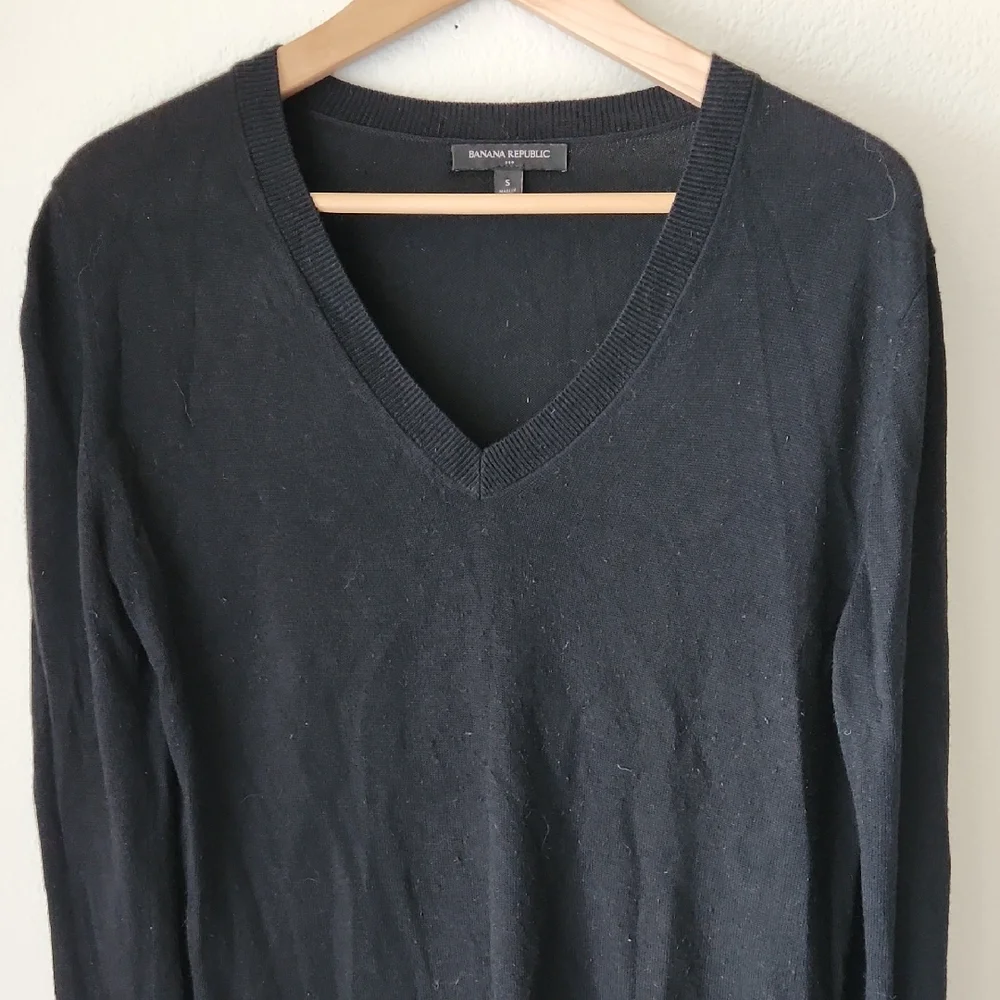 Banana Republic Black High V-neck Lightweight Sweater Long Sleeve Sz S/M Preppy